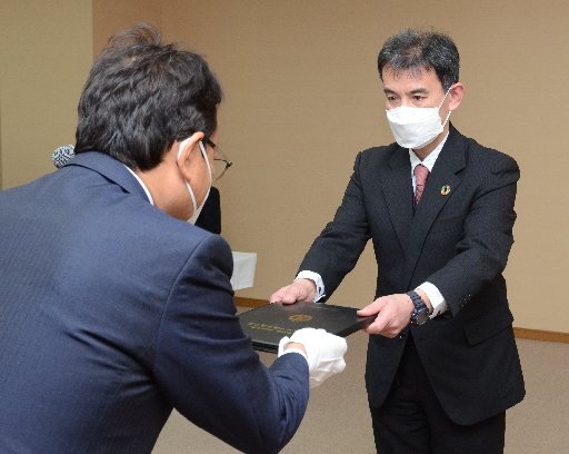 ライフル射撃・横山昂平選手(立正大淞南高校)の代理・木原一也顧問