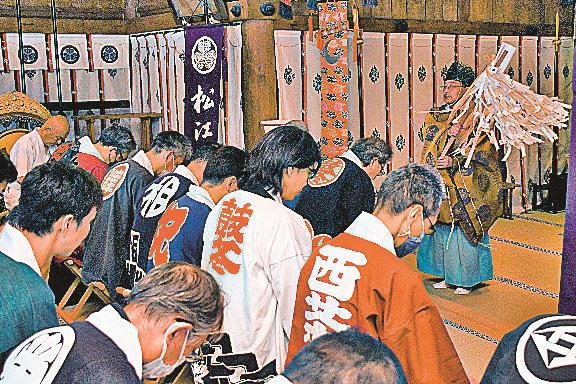 渡部律也宮司（右）から安全祈願のお祓いを受ける参加者＝松江市殿町、松江神社