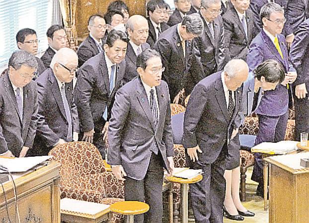 参院予算委で２０２３年度補正予算案が可決し、一礼する岸田首相（中央）ら＝２９日