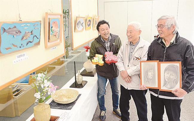 作品を手にする左から永井淳一さんと島谷幸吉さん、川上真人さん＝松江市御手船場町、しまね信用金庫本店