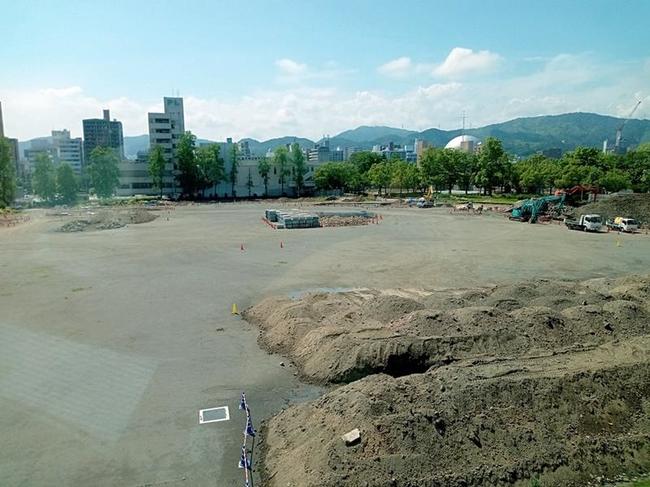 高速バスの車内から撮影した旧広島市民球場跡地。右側中央にライトスタンドの一部が残っていた＝６月２２日、広島市中区