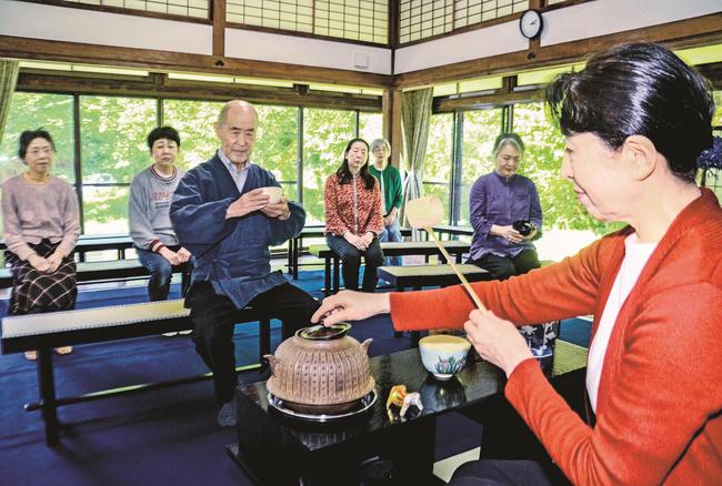 会場の準備を整え、流れを確認する茶道裏千家淡交会石見支部の会員＝浜田市殿町、浜田城資料館