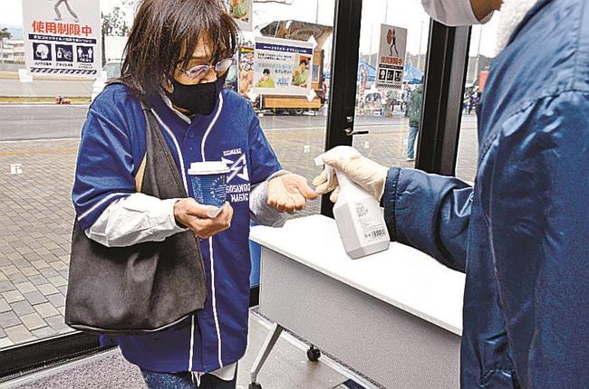 会場では手指消毒などの感染症対策を取って試合が行われた