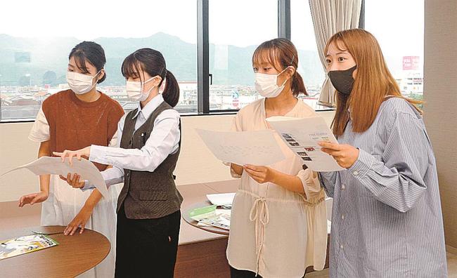 壁に取り付ける中筋組の歴史年表について検討するメンバー＝出雲市姫原町、中筋組