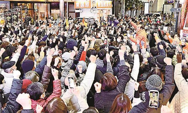 宮崎県知事選投開票日の前日、大勢の有権者らが集まった東国原英夫氏の街頭演説＝２０２２年１２月２４日、宮崎市