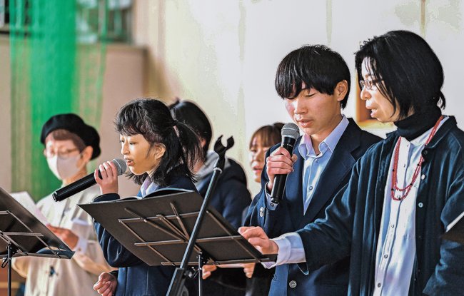 校歌を歌う益田養護学校の音楽部員たち＝益田市中吉田町、吉田小学校