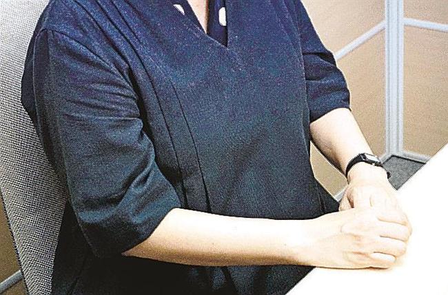 閉廷後、取材に応じる赤木雅子さん＝13日、大阪市