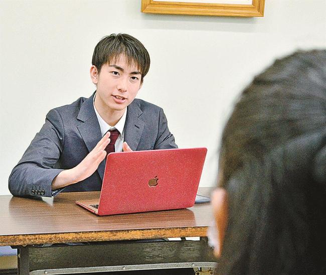 松江地区高校生徒会長会の設立趣旨を熱弁する野津昂太郎さん＝松江市西尾町、市立女子高校