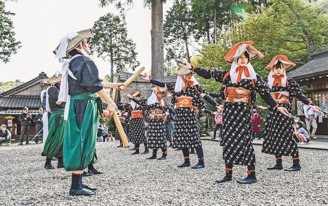 早乙女姿で踊る中学生たち＝松江市八雲町熊野、熊野大社