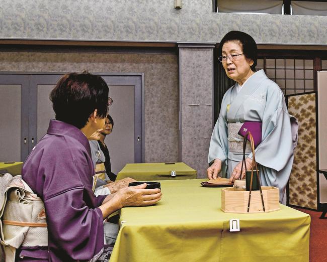 来場者をもてなす竹内宗光さん（右）＝益田市幸町、三好家