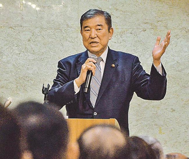 自民新人候補の個人演説会でマイクを握る石破茂元党幹事長＝19日、雲南市内