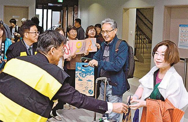 米子空港の到着ロビーで歓迎を受けるソウル便再開第１便の搭乗客＝２０２３年１０月２５日、境港市佐斐神町