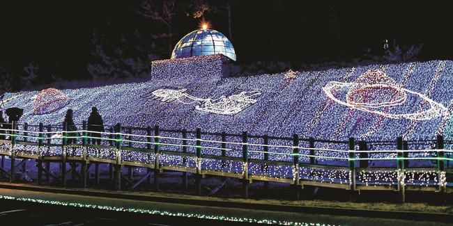 試験点灯された「鳥取砂丘イリュージョン２０２３」＝７日夜、鳥取市福部町湯山、鳥取砂丘駐車場周辺