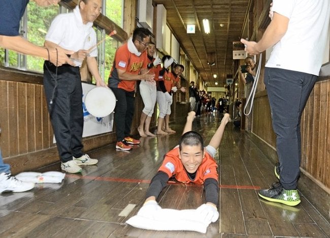 ゴールに滑り込む参加者＝浜田市旭町木田、木田暮らしの学校