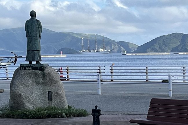 浦郷湾に停泊した日本丸＝島根県西ノ島町浦郷から撮影