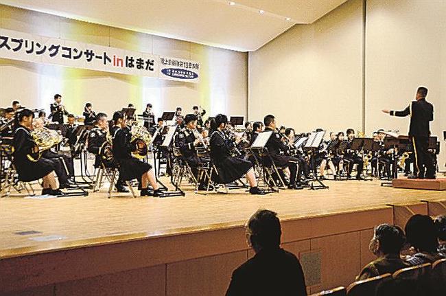 ステージで演奏する陸上自衛隊第１３音楽隊の隊員と高校生＝浜田市黒川町、石央文化ホール