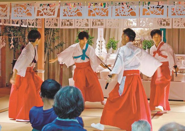 儀式舞の一つである「四剣」を実演する市山神友会の会員たち＝江津市桜江町市山、大元神楽伝承館