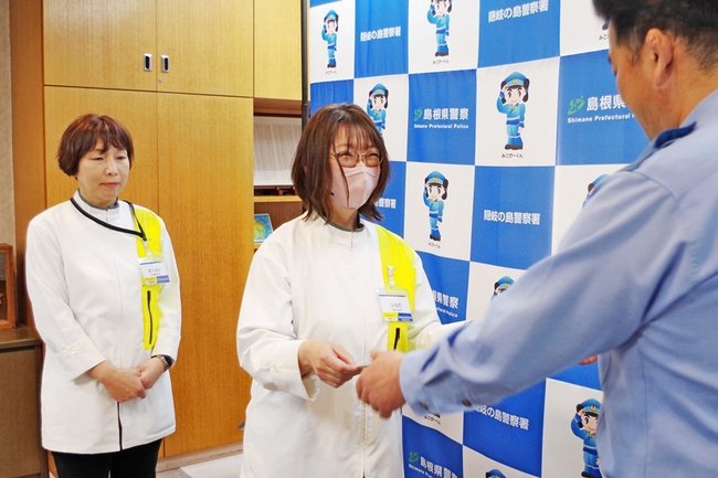 上野訓生署長（右）から感謝状を受け取る船田明美さん（中央）と桜井勝美さん＝島根県隠岐の島町西町、隠岐の島署