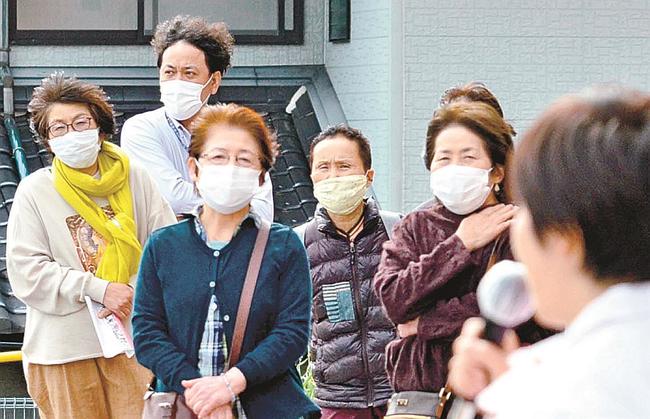 立候補者の訴えに耳を傾ける有権者＝松江市上乃木３丁目