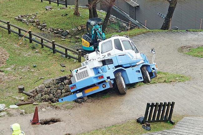 滑落したクレーン車＝鳥取市東町２丁目、鳥取城跡