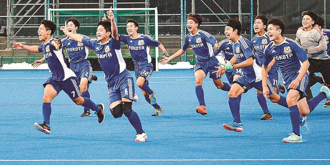 シュートアウト戦の末優勝を決め、一斉に駆け出す横田の選手たち＝岐阜県各務ヶ原市、川崎重工ホッケースタジアム