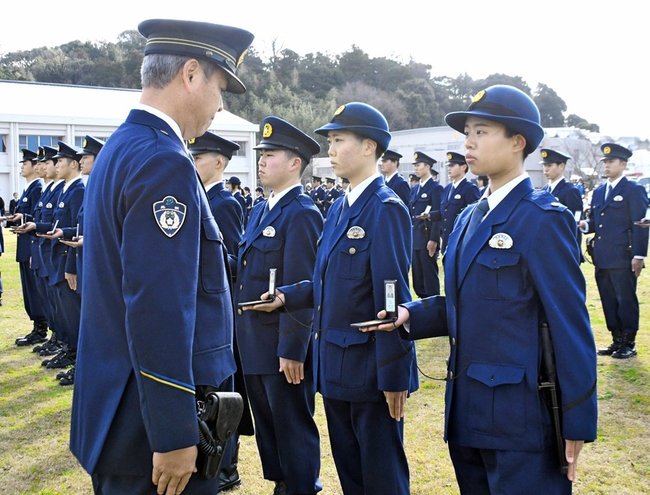 点検官（左）から警察手帳の確認を受ける警察官＝松江市西浜佐陀町、県警察学校