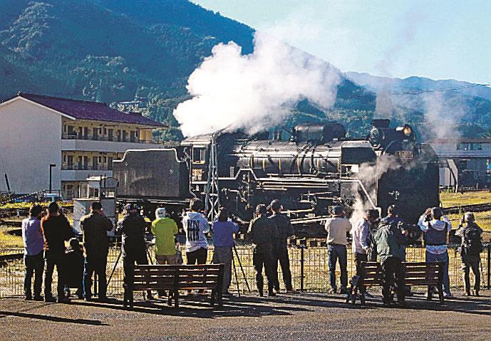 濃霧の中 デゴイチ試運転 | 山陰中央新報デジタル