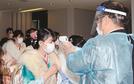 式典前に検温を受ける新成人＝島根県奥出雲町三成、カルチャープラザ仁多