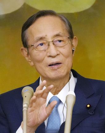 10月13日、記者会見で衆院議長辞任を表明する細田博之氏＝衆院議長公邸