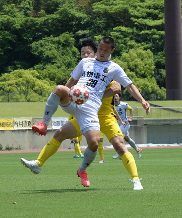 前半、厳しいマークの中ボールを保持するＦＣ神楽しまねのＦＷ谷尾昂也＝長崎市総合運動公園かきどまり陸上競技場