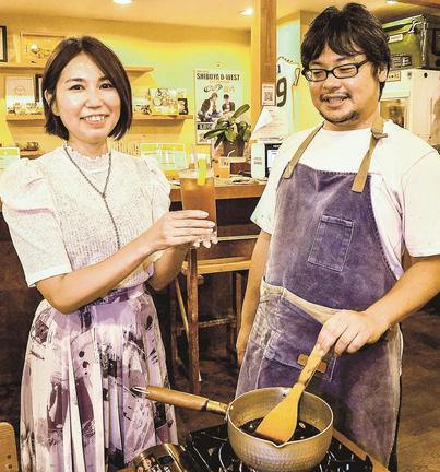 クラフトコーラ用のシロップを作る門脇幹尚副代表（右）と薬剤師＝松江市東出雲町錦新町８丁目、カレー工房ダーニャ