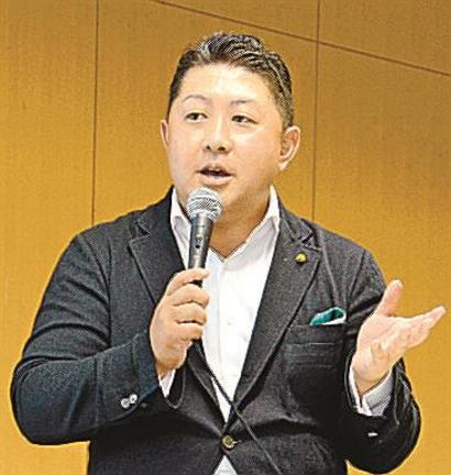 田部家とグループの変遷について話す田部長右衛門代表＝松江市朝日町、松江テルサ