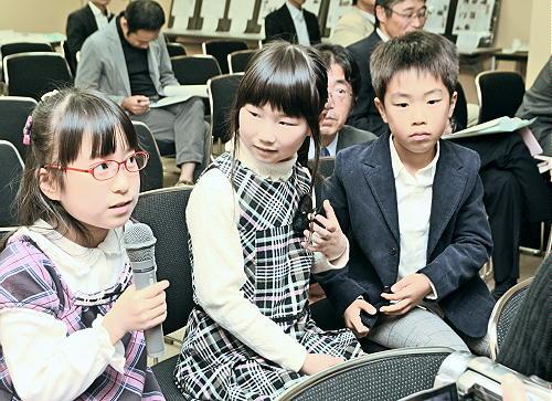 作品講評で、新聞作りで印象に残ったことを発表する児童