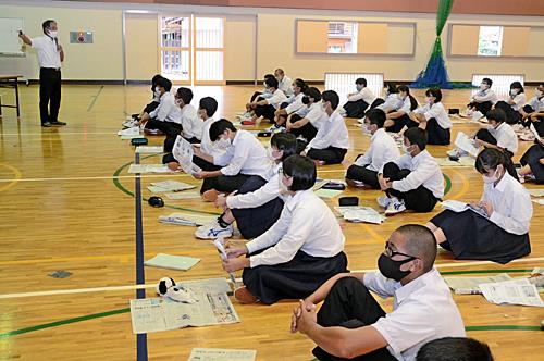 水野幸雄ＮＩＥ担当から新聞紙面作りの方法を学ぶ津和野中学校２、３年生のみなさん＝津和野町町田、津和野中学校
