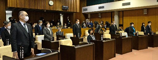 採決で賛否の意思表示をする議員=倉吉市葵町、倉吉市議会議場