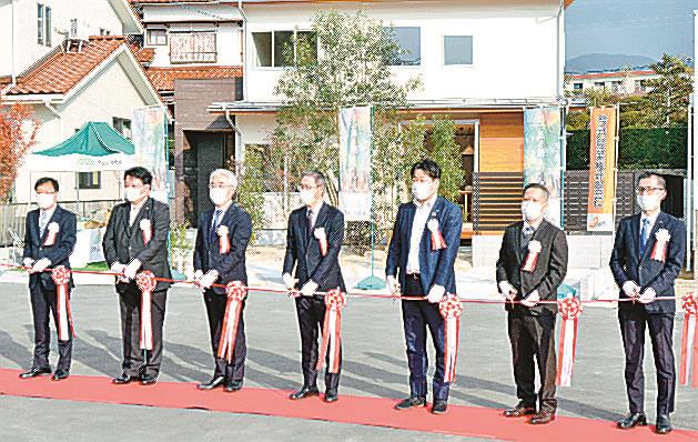 住宅展示場イベントの開幕を記念し、テープカットする関係者＝松江市西持田町