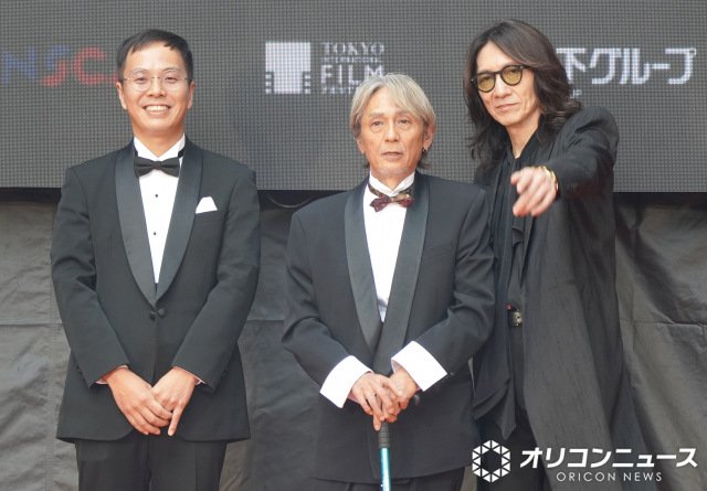 『第38回東京国際映画祭(TIFF)』のレッドカーペットに登場した(左から)エリザベス宮地、ERO、吉井和哉 (C)ORICON NewS inc.