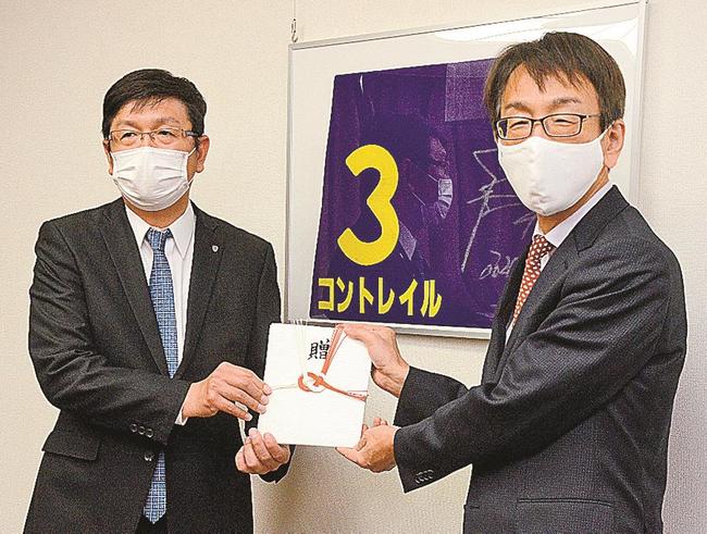 森安保町長（右）に目録を手渡す斎藤慎取締役ゼネラルマネージャー＝鳥取県伯耆町吉長、町役場