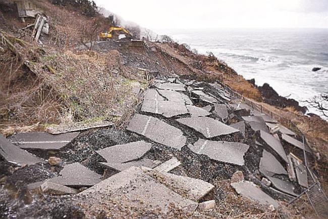 地震で寸断された石川県輪島市の道路。政府は震災対応として２０２４年度予算案の一般予備費を倍増することを決めた＝１５日午後