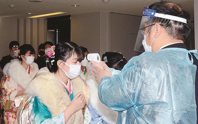 式典前に検温を受ける新成人=島根県奥出雲町三成、カルチャープラザ仁多