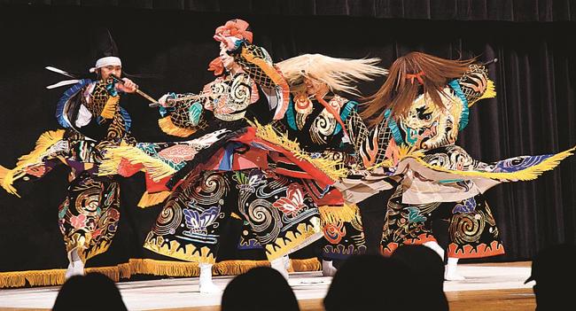 「天神」で刀の立ち会いを見せる雪田神楽団=島根県邑南町淀原、町健康センター元気館
