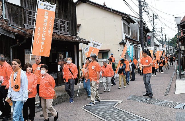 認知症への理解を呼びかけてウオーキングする「ＲＵＮ伴しまね」の参加者＝大田市温泉津町温泉津