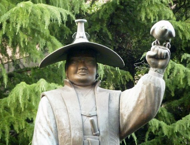 徳川家康像の上半身＝東京都墨田区（資料）