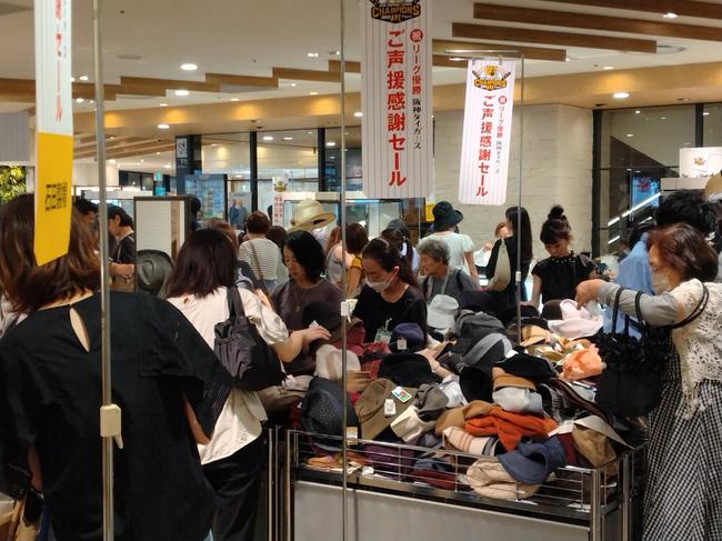 優勝セールが開催された阪神百貨店梅田本店。帽子売り場にも大勢の買い物客が詰め掛けた＝１６日、大阪市北区
