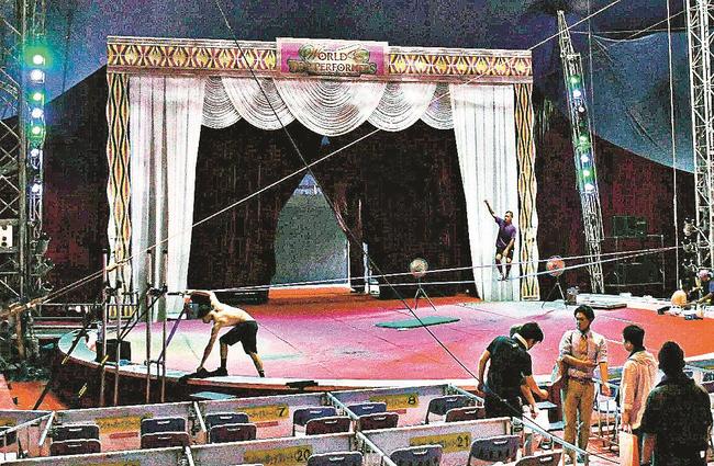 本番に向けて準備を進めるポップサーカス松江公演の関係者ら＝松江市学園南１丁目、旧島根県立プール跡地