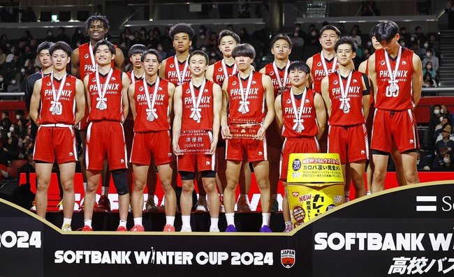 準優勝の鳥取城北の選手ら＝東京体育館