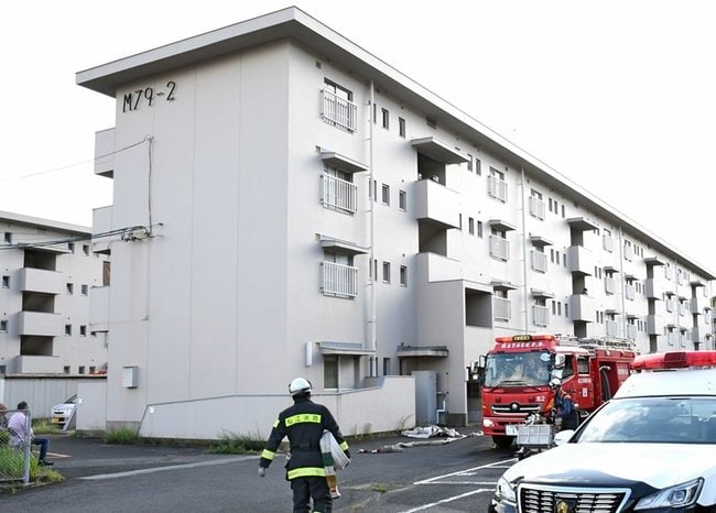 火災があった集合住宅＝２４日午後、松江市西持田町