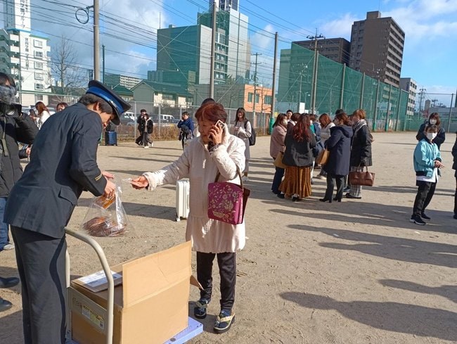 地震で避難したJR松江駅内にいた人々=6日午前11時15分、松江市大正町、中央小学校