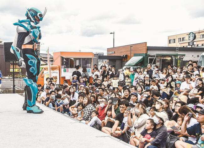 仮面ライダーショーを観賞する親子連れら＝出雲市今市町北本町４丁目、出雲プロジェクト用地