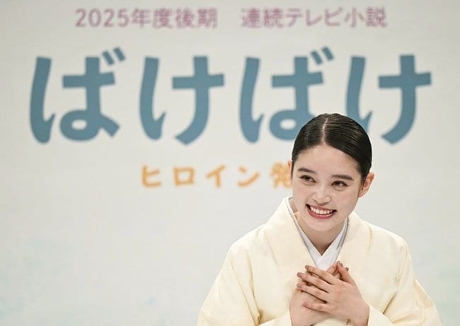 ＮＨＫ連続テレビ小説「ばけばけ」のヒロインに決まり、記者会見で笑顔を見せる高石あかりさん＝１０月２９日、大阪市